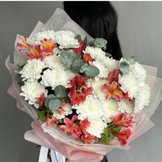 Яркий  пышный букет с хризантемой и альстромерией