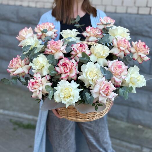 Корзина с розами