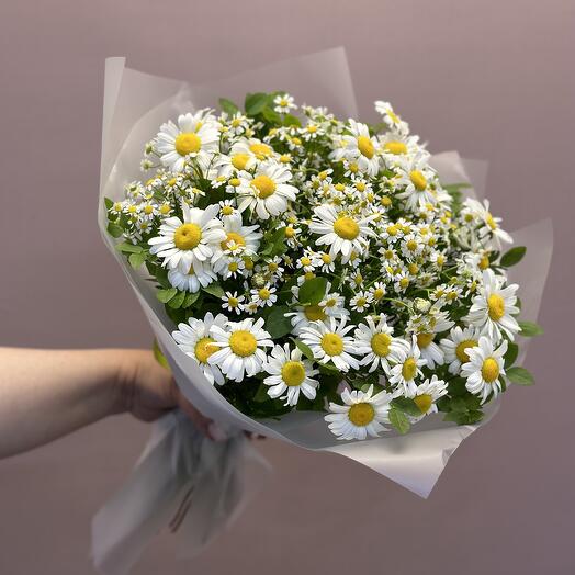 Букеты из ромашек одноголовых и кустовых весенние цветы