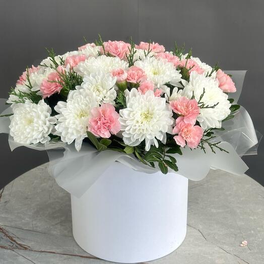 Шляпная коробка из кусковых хризантем и Dianthus