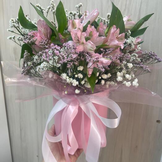 Альстромерия в шляпной коробке