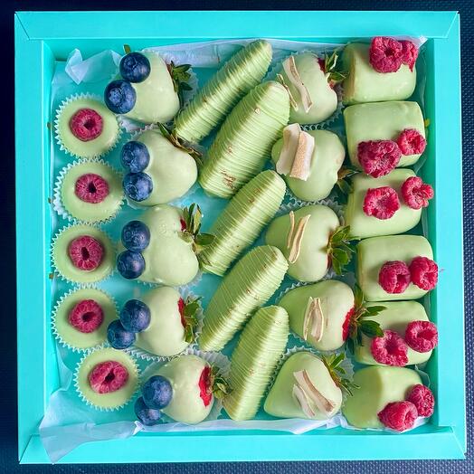 Коробка с фруктами в лаймовом шоколаде