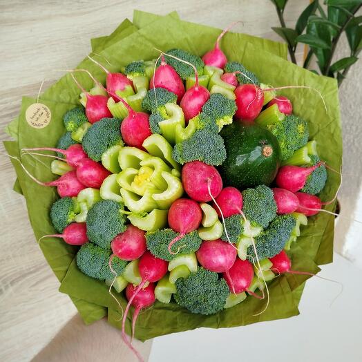 Яркий летний букет из овощей с авокадо и сельдереем (L)