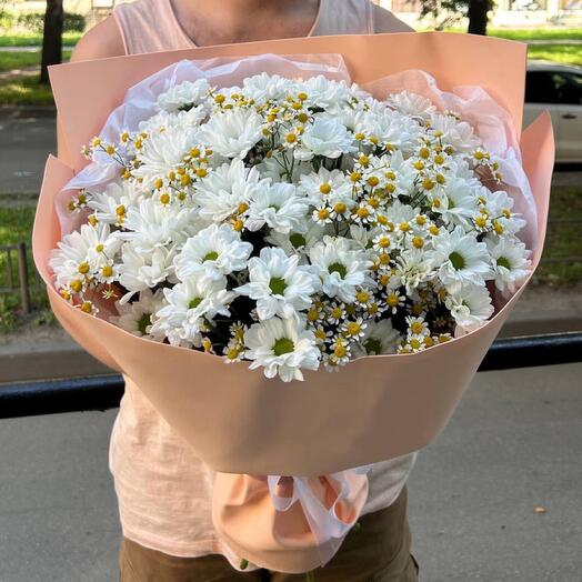 Букет из крупных и полевых ромашек и хризантемы