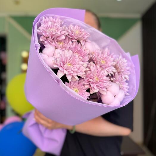 Букет из розовых кустовых хризантем и хлопка