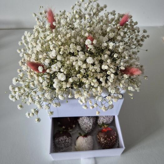 Композиция из клубники в шоколаде и белой гипсофилы в шкатулке "Воздушный поцелуй"