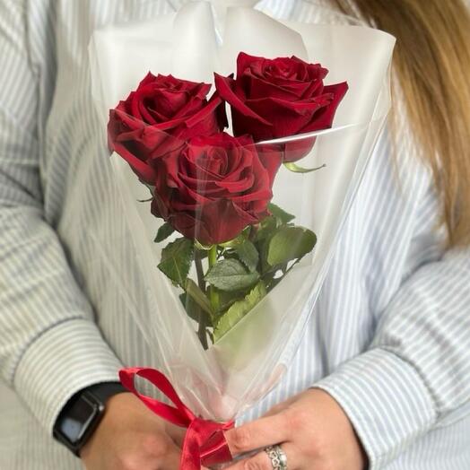 Красные розы в упаковке