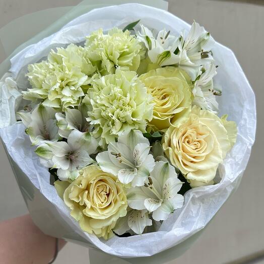 Сборный стойкий букет с альстромерией, розой, гвоздикой