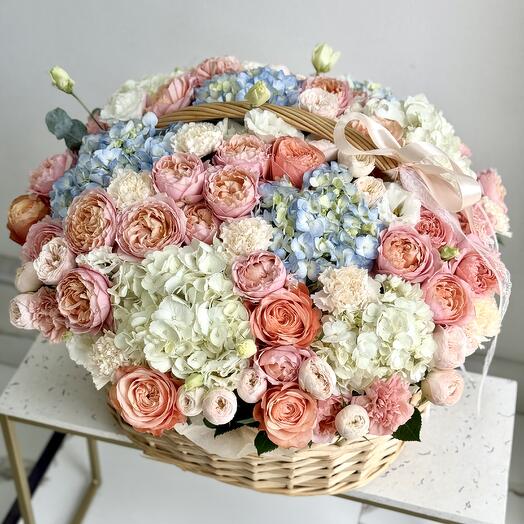 Большая шикарная корзина с гортензиями и пионовидными розами Джульетта