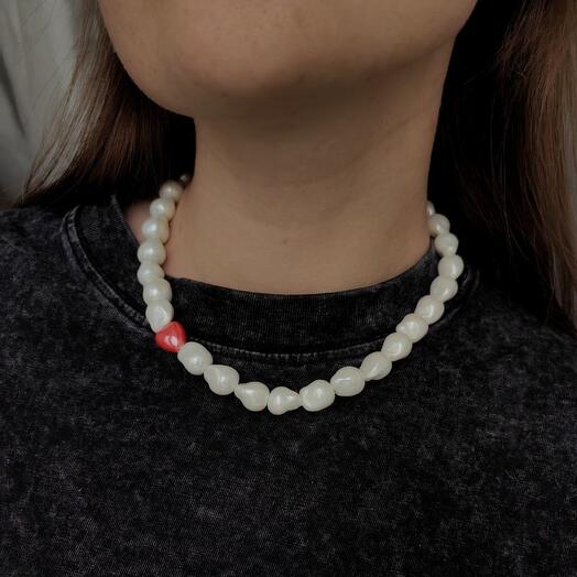 Колье из искусственного барочного жемчуга с бусиной сердце