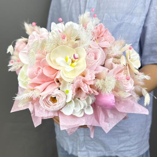 Нежно розова композиция с мыльными розами