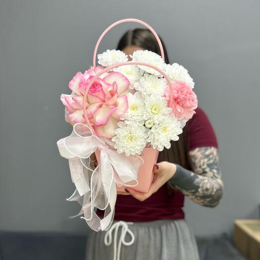 Милая сумочка с ажурной хризантемой и французской розой