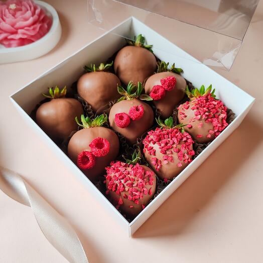 Клубника в молочном шоколаде с сублимированной малиной 9 - 12 шт