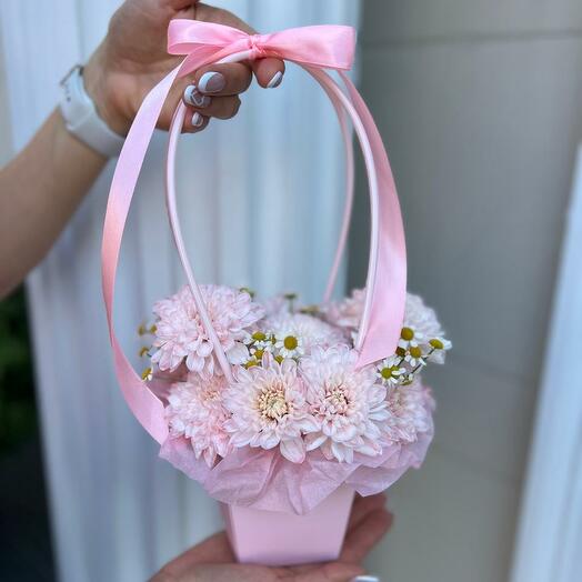 Букет из розовых хризантем в сумочке