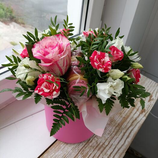 Цветы в коробке с макарунами "карамелька"