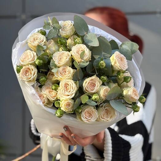 Букет с кустовой розой