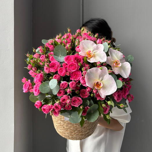 Яркие кустовые розы Софи в кашпо