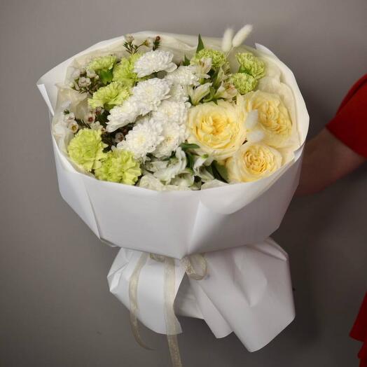 Букет с пионовидными розами , диантусами , кустовой хризантемой , альстромерией и хамелациумом