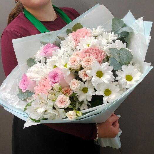 Букет "Между нами" с розами, хризантемой и диантусами