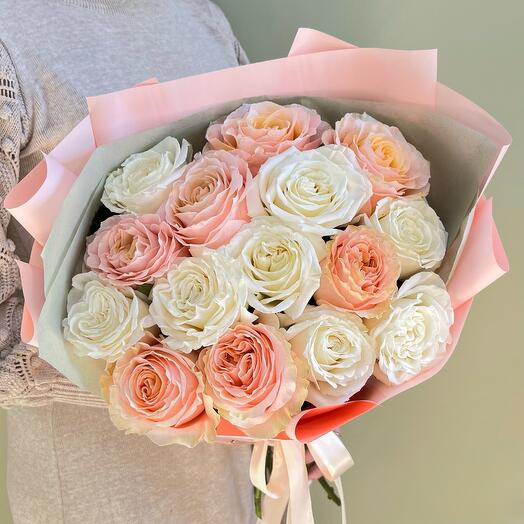 Букет из белых и персиковых роз в нежно-розовой упаковке, 15 шт