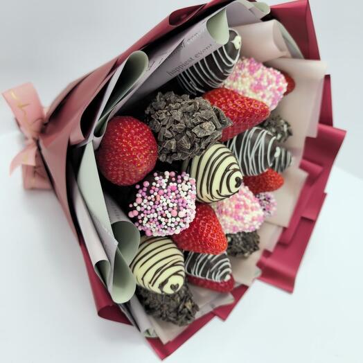Букет клубники в шоколаде со свежей клубникой арт. 3945