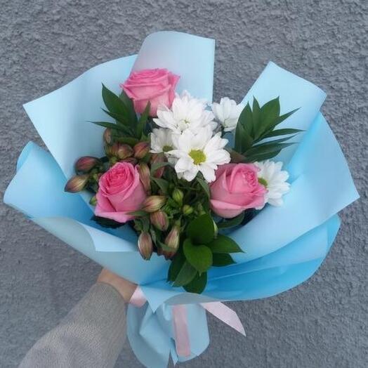 Букет из хризантем ,роз,и альстромерии