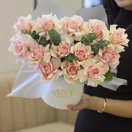 13 ажурных роз в коробке