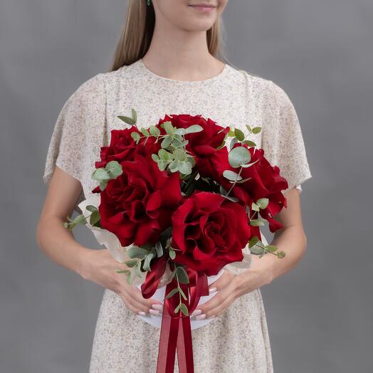 Композиция из 5 бордовых, французских роз с эвкалиптом