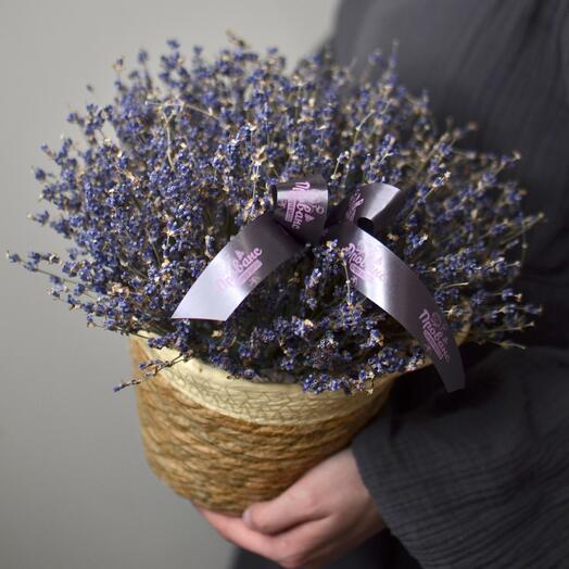 Плетеная корзина с ароматной лавандой