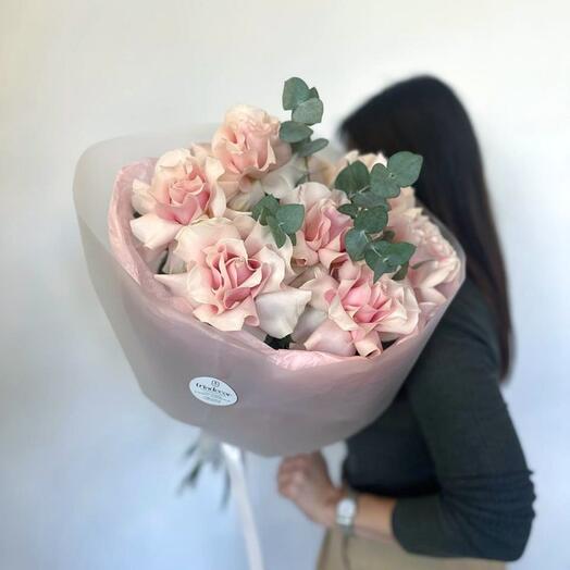 Букет из розовых французских роз с эвкалиптом ко Дню Матери
