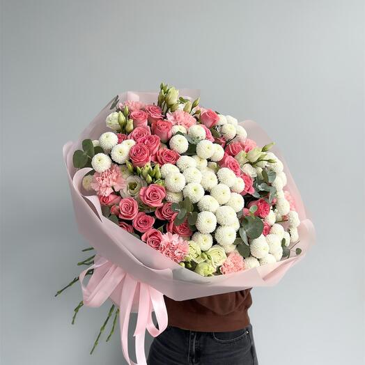 Букет из нежных хризантем,кустовых роз «Любовь»