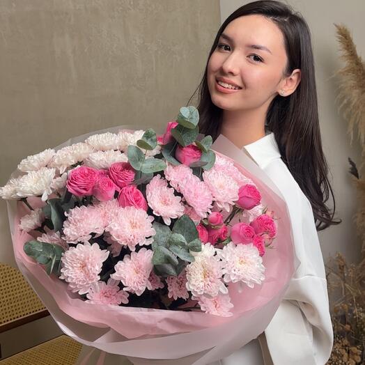 Букет хризантем и пионовидных кустовых роз