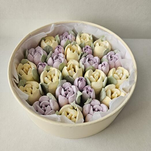 Зефирные тюльпаны в круглой коробочке 21 см