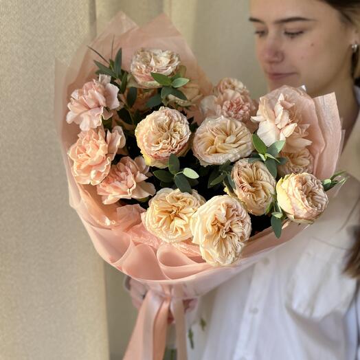 Букет «Кружево» из пионовидных роз и диантусов 🧡