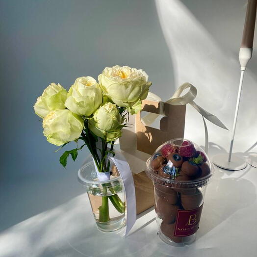 Букет из белой кустовой розы и ягод в шоколаде