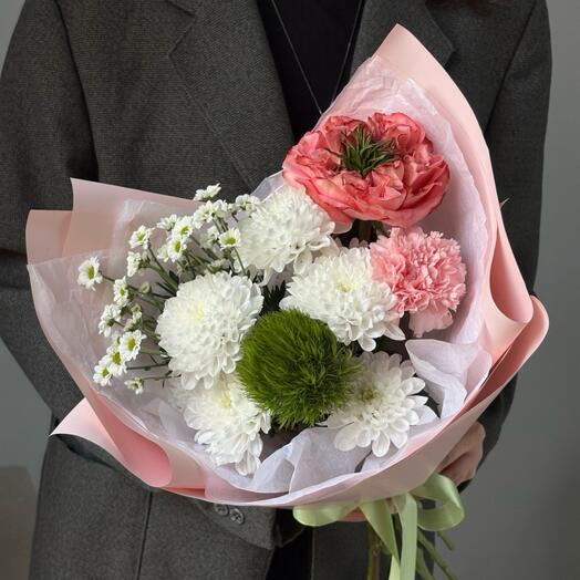 Букет Fresh Mix S - Роза мандарин, гвоздика киви, Сантини Линди, хризантема кустовая, гвоздики