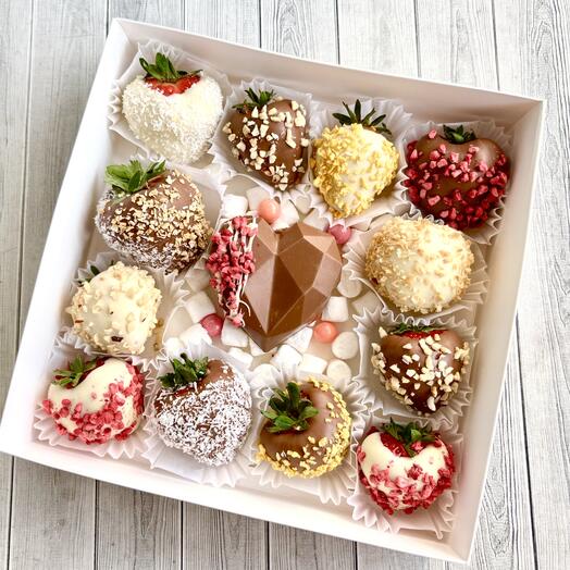 Клубника в белом и молочном бельгийском шоколаде и дубайское сердце