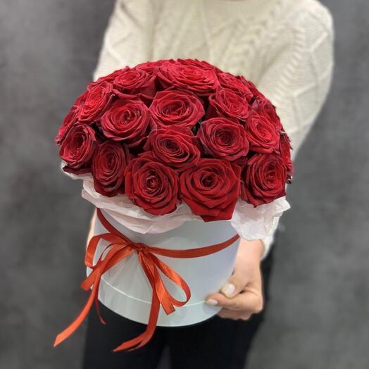 Цветы в цилиндрической коробке