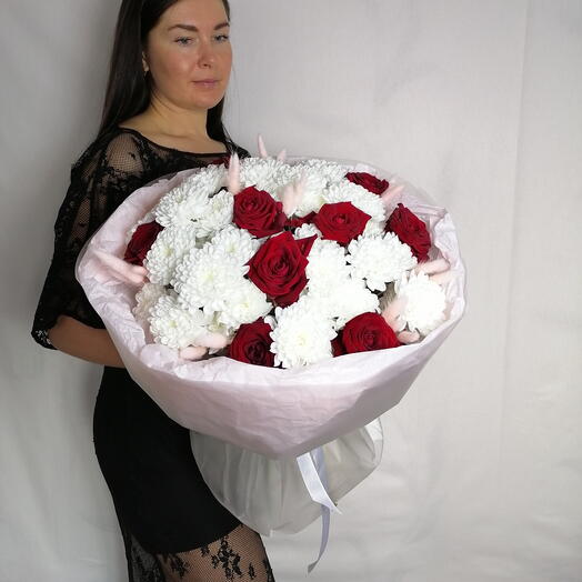 🌸Праздничный объёмный букет из белых кустовых хризантем и красных роз Red Naomi