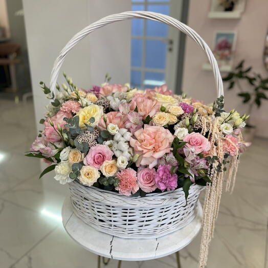 Корзина из разных роз, эустомы, альстромерий, хлопка