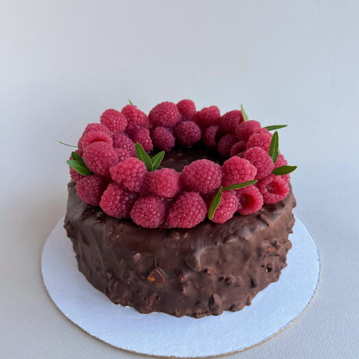 Торт ферреро с венком из малинового желе