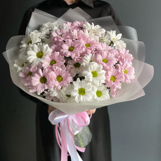 Нежный букет из бело-розовых кустовых хризантем
