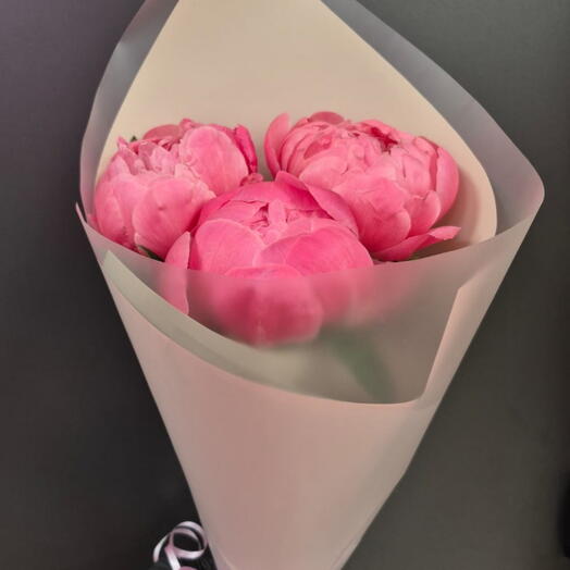 Букет из трех коралловых пионов