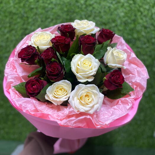 15 роз в розовой упаковке