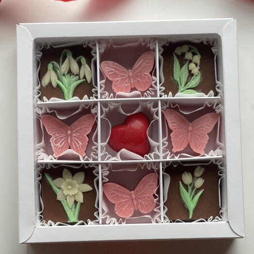 Набор шоколада ручной работы с подснежниками и бабочками