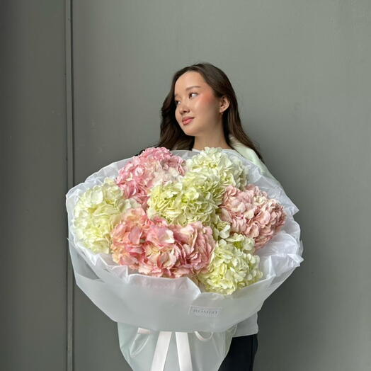 Нежный букет из 7 гортензий