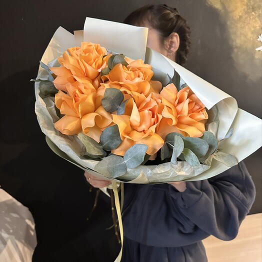 Букет роз и эвкалипта