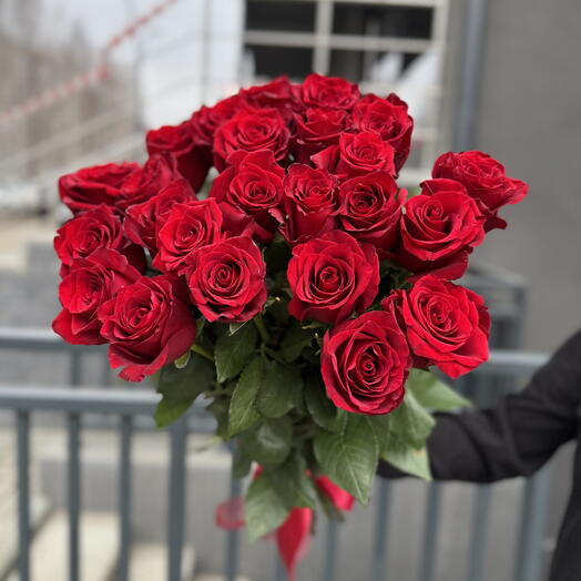 25 красных роз 70см