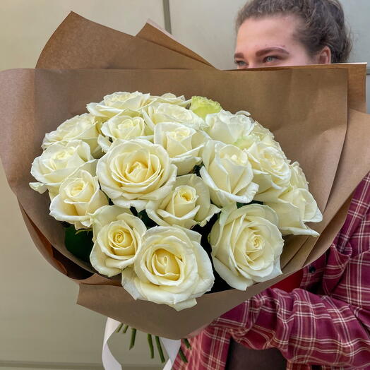 Букет из белых роз 21шт в упаковке крафт + сладкий подарок 🎁