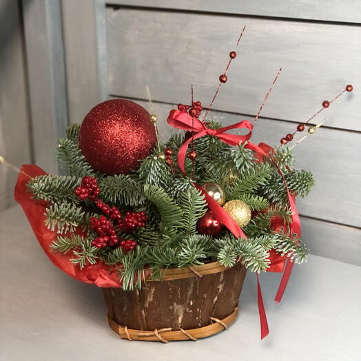 Композиция Зима в лукошке с нобилисом и украшениями